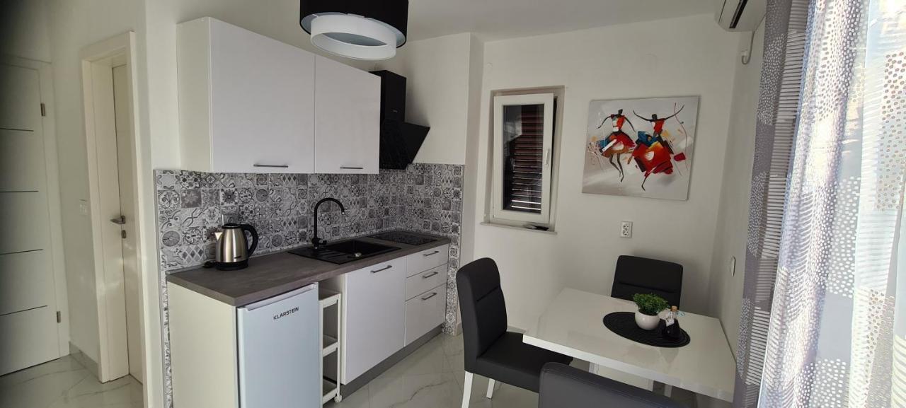 סאלי Apartments Orlic מראה חיצוני תמונה
